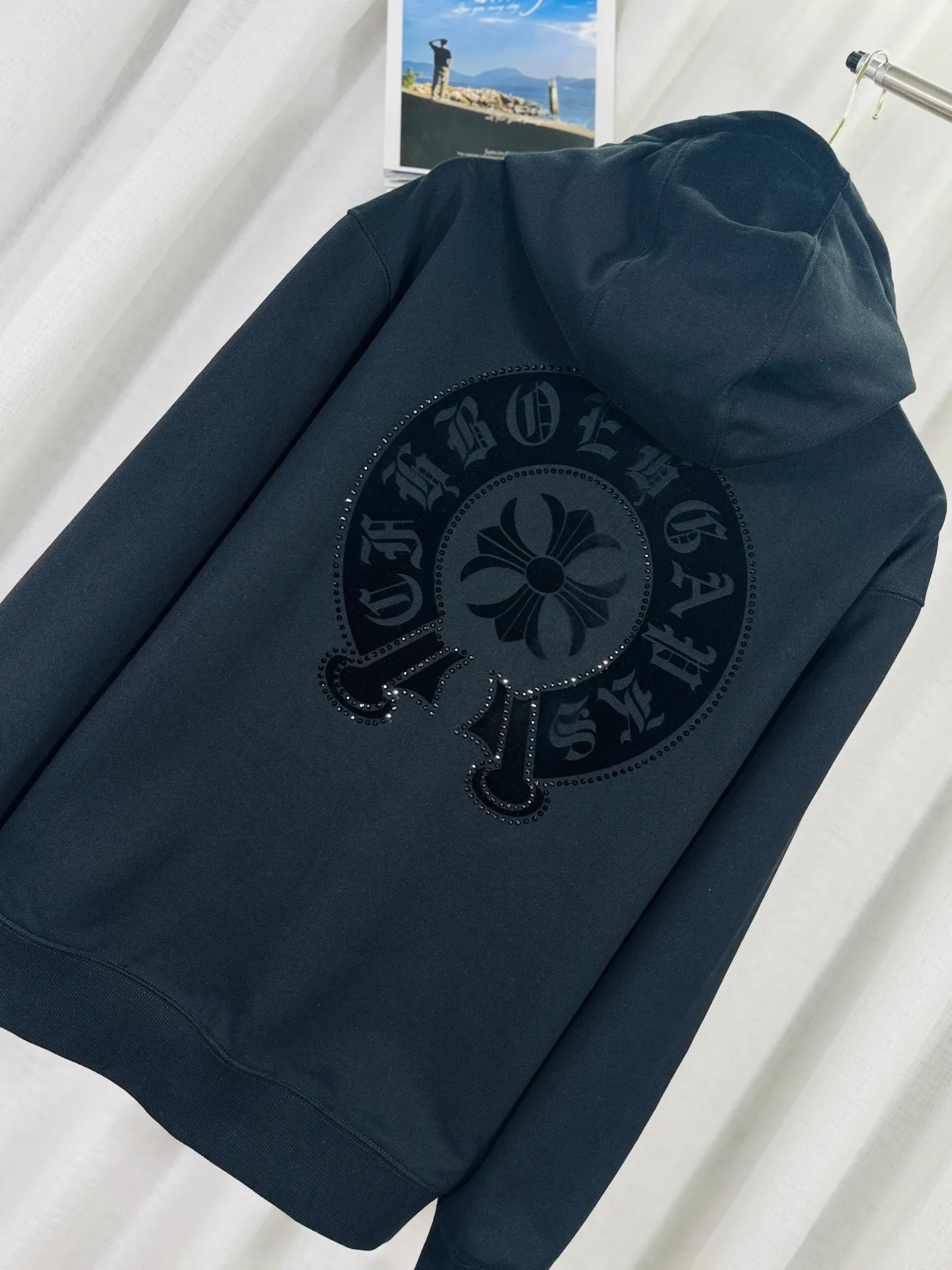 P340 top version, real shot without P, ​​different from market currency) 𝗖𝗵𝗿𝗼𝗺𝗲 𝗛𝗲𝗮𝗿𝘁𝘀/Cro Heart 2025 washed and burned flower patch embroidered autumn and winter new original single counter American hollow patch 3D couple casual cardigan sweatshirt 👑The highest version! Customized fabric 480g tripe terry fabric! American acid-washed and distressed original fabric, laser burning + patch embroidery, exquisite embroidery of letters! The best-selling model in the counter, very comfortable to wear. Accessories: original molded and authenticated collar label➕100% silk wash label. Genuine purchase-grade original hangtag➕matching hanging rope➕3D hanging beads➕original packaging bag. Craftsmanship: The original version has consistent wiring! The highest version of the armhole matching technique! Color: Black Apricot Size: S M L XL Style Number: 25-356